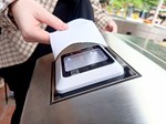 Hướng dẫn du khách quét mã QR code trên vé khi qua cửa kiểm soát tự động